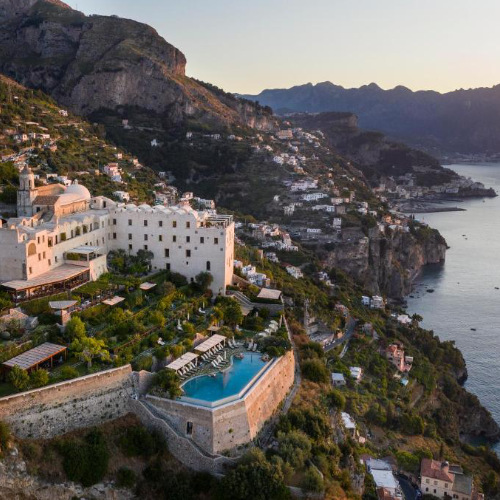 Vue aérienne du Monastero Santa Rosa avec piscine à débordement sur la falaise.