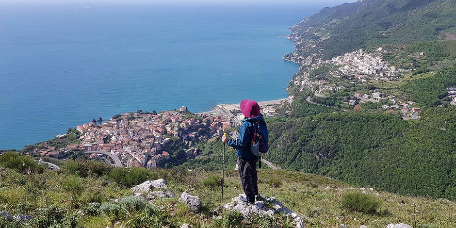 Randonnée sur le Monte San Liberatore avec vue panoramique sur la Côte Amalfitaine.