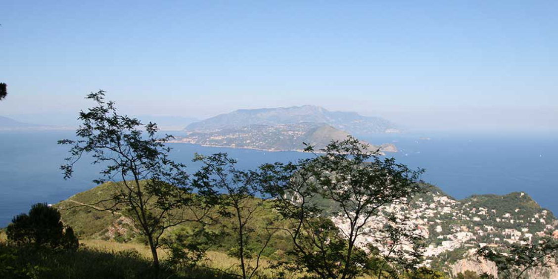 Vue panoramique depuis le Monte Solaro sur l'île de Capri, la péninsule sorrentine et le Vésuve au loin.