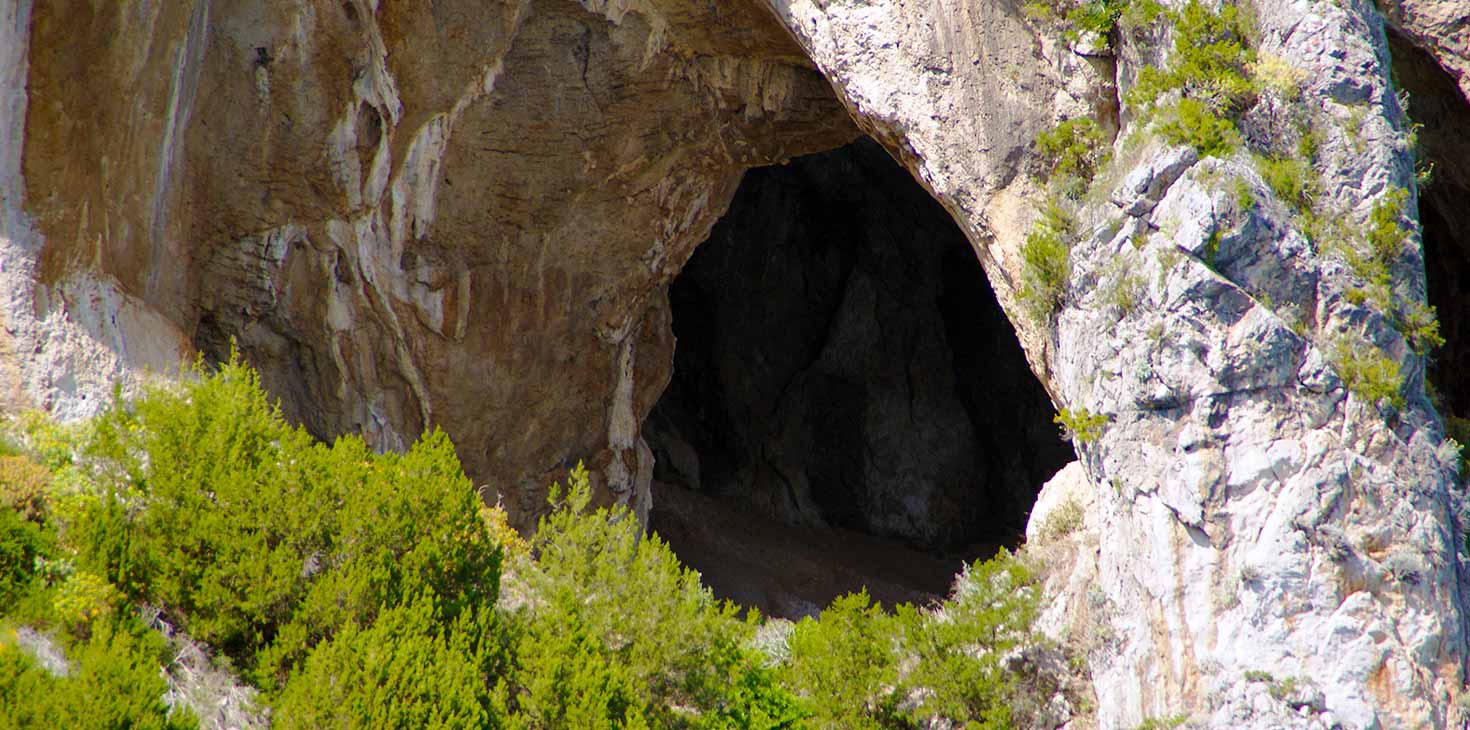Arche naturelle de Montepertuso à Positano dans la roche avec végétation méditerranéenne.