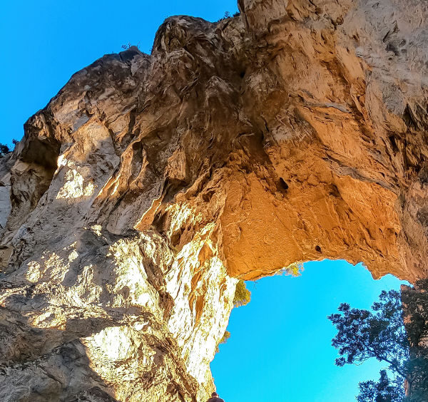 Trou dans la montagne de Montepertuso à Positano formant une arche spectaculaire au-dessus du ciel.