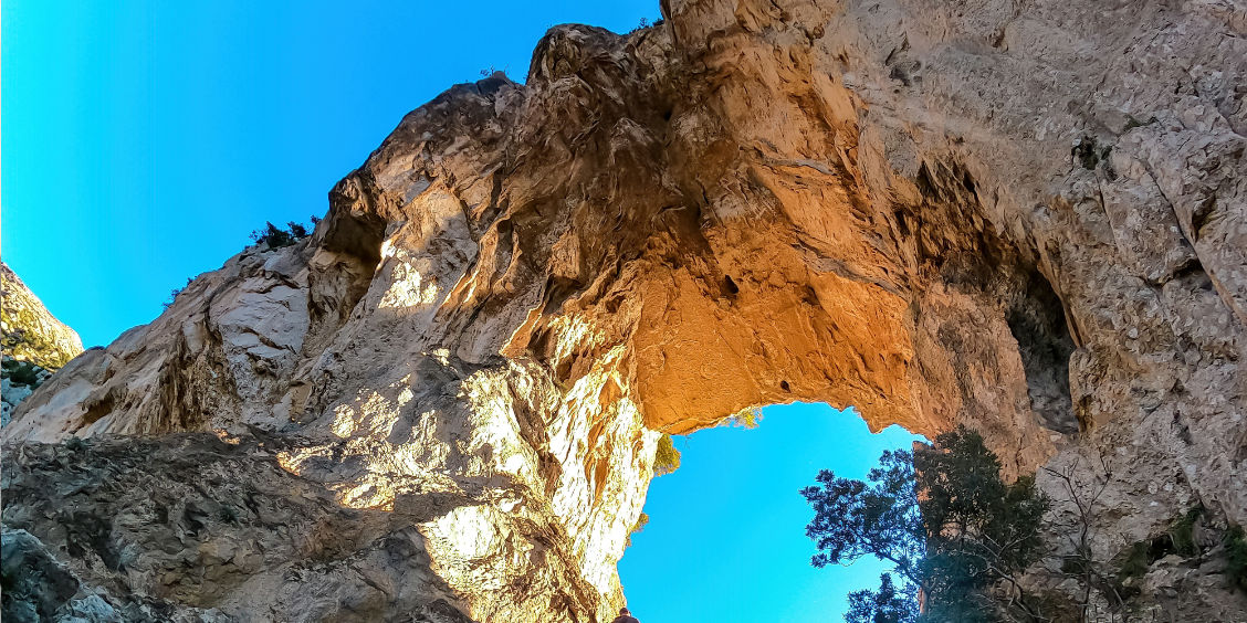 Trou dans la montagne de Montepertuso à Positano formant une arche spectaculaire au-dessus du ciel.