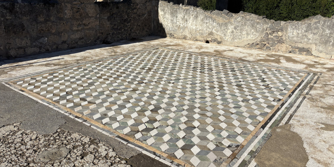 Mosaïque géométrique avec effet de relief dans la Maison du Faune à Pompéi.