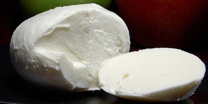 Boule de mozzarella de bufflonne (mozzarella di bufala) fraîche et juteuse, spécialité incontournable de la région de Naples.