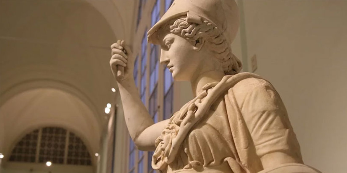Statue antique dans un musée de Naples, illustrant l’art classique et l’histoire archéologique.