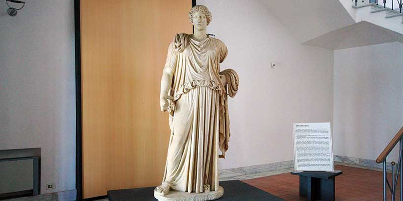 Statue antique exposée au musée archéologique George Vallet à Piano di Sorrento.