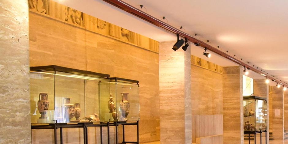 Musée archéologique national de Paestum en Campanie, avec vitrines d’objets antiques et collections grecques.