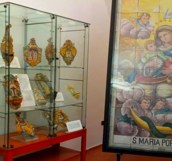 Exposition de céramiques traditionnelles et panneau de majolique peint au Musée de la Céramique de Vietri sul Mare.
