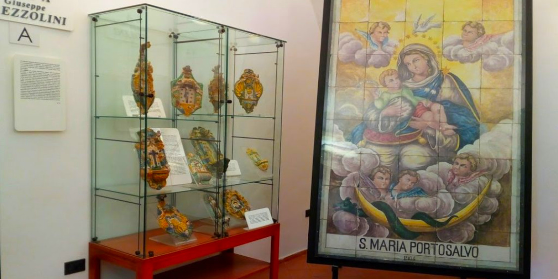 Exposition de céramiques traditionnelles et panneau de majolique peint au Musée de la Céramique de Vietri sul Mare.