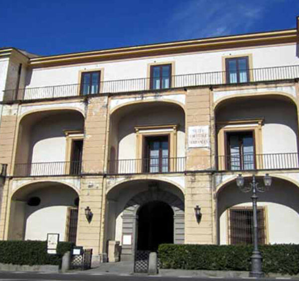 Façade du musée Correale de Sorrente avec arcades, balcons et entrée principale.