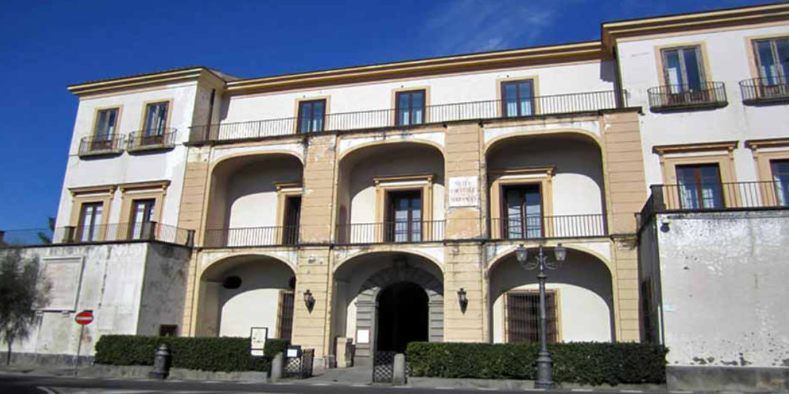 Façade du musée Correale de Sorrente avec arcades, balcons et entrée principale.