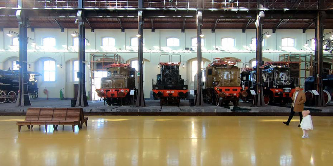 Musée ferroviaire de Naples avec anciennes locomotives exposées, activité idéale pour les enfants à Naples.