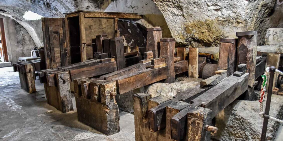 Musée du papier d’Amalfi avec anciennes machines en bois pour la fabrication traditionnelle du papier.