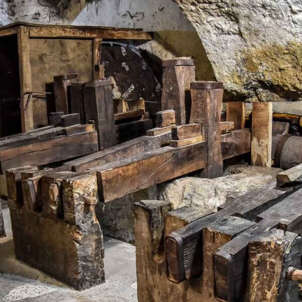 Musée du papier d’Amalfi avec anciennes machines en bois pour la fabrication traditionnelle du papier.