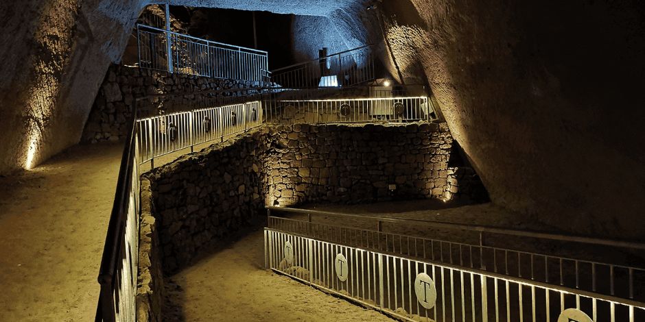 Musée de l’eau à Naples avec galeries souterraines, passerelles et éclairage dans une ancienne citerne historique.