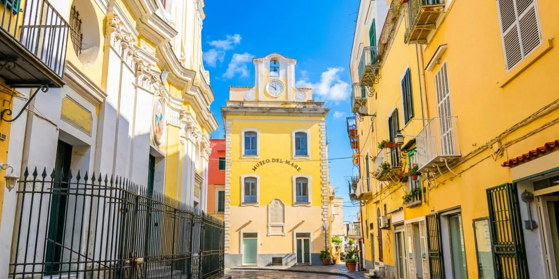 Façade jaune du Musée de la Mer (Museo del Mare) dans une ruelle d'Ischia Ponte.