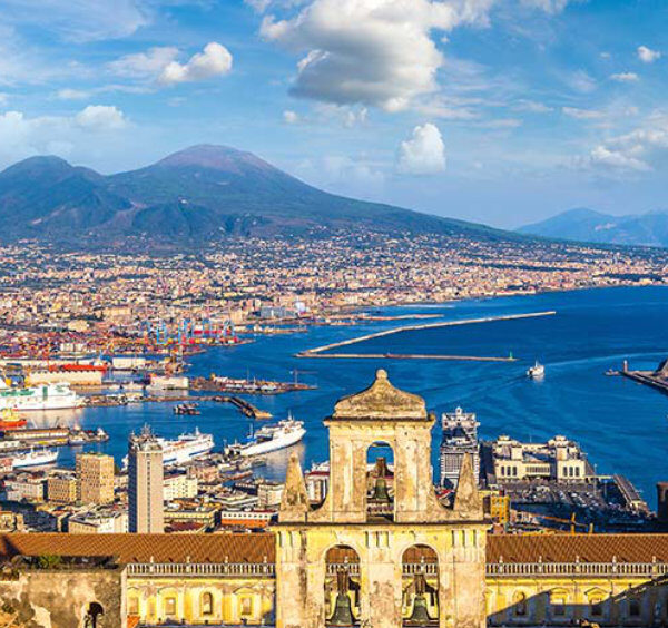 Panorama de Naples avec le Vésuve et le port sous un ciel ensoleillé d'avril.