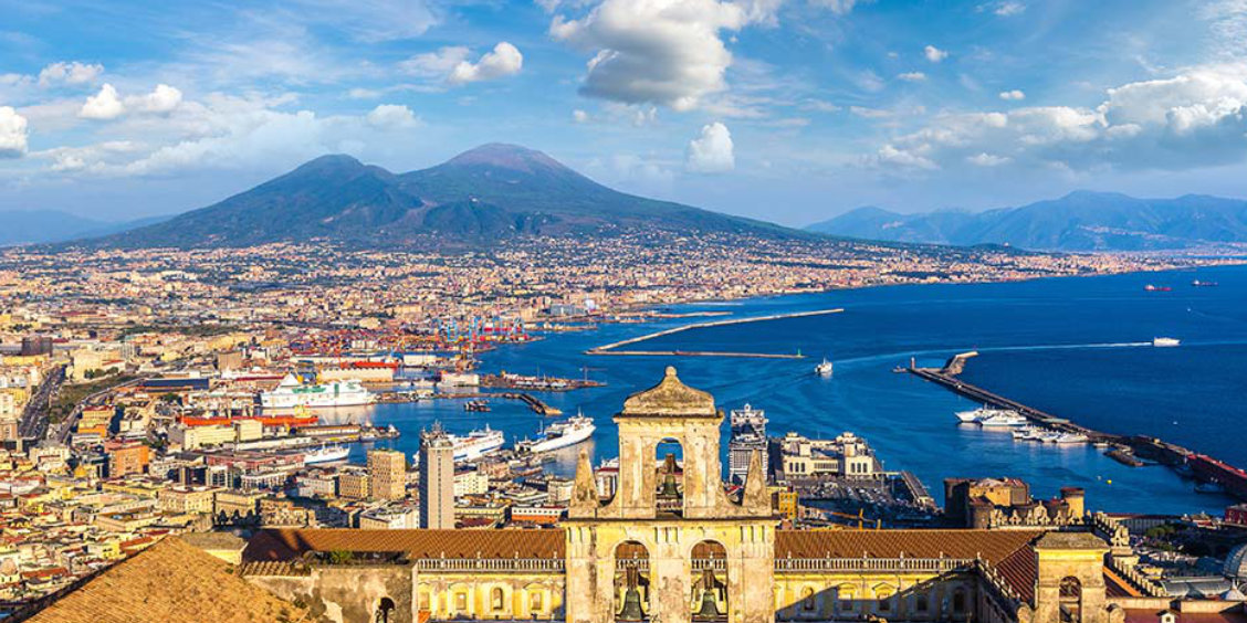 Panorama de Naples avec le Vésuve et le port sous un ciel ensoleillé d'avril.