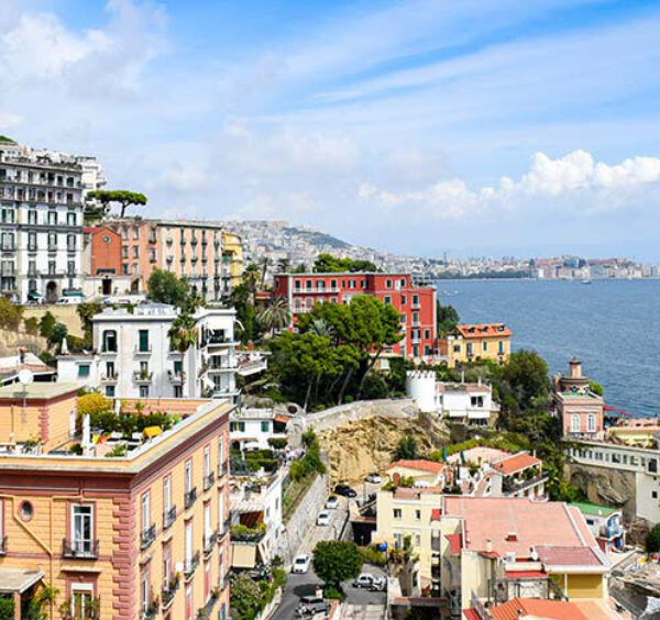 Panorama du front de mer et de la ville de Naples sous le soleil.