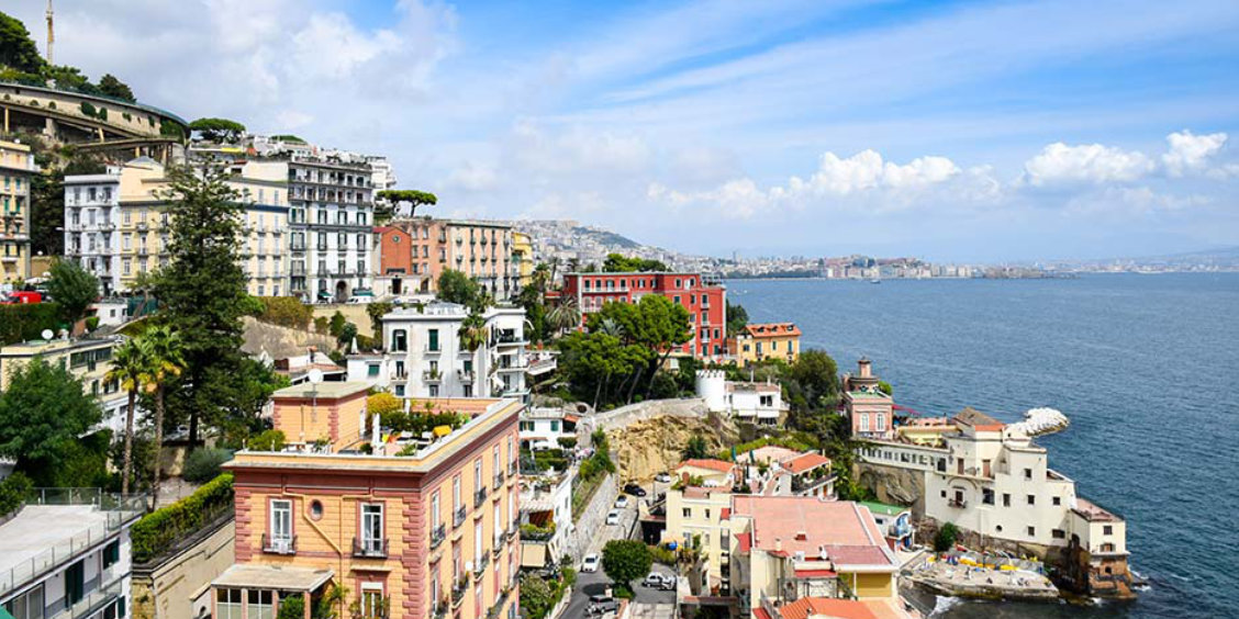 Panorama du front de mer et de la ville de Naples sous le soleil.