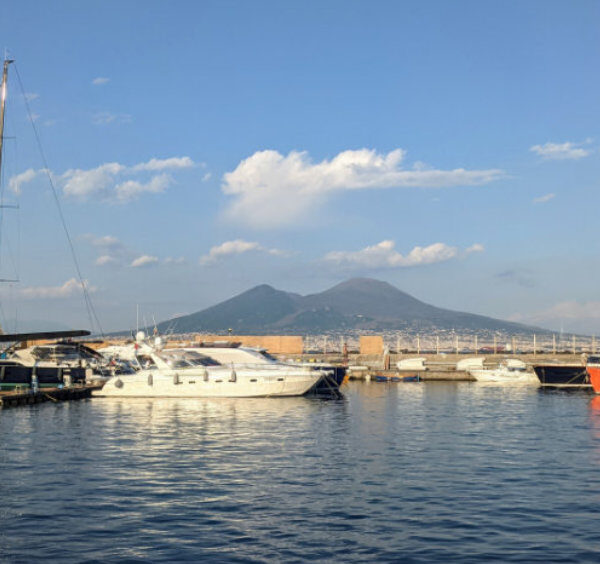 Le Castel dell'Ovo et le front de mer de Naples sous un ciel bleu d'été en juillet.