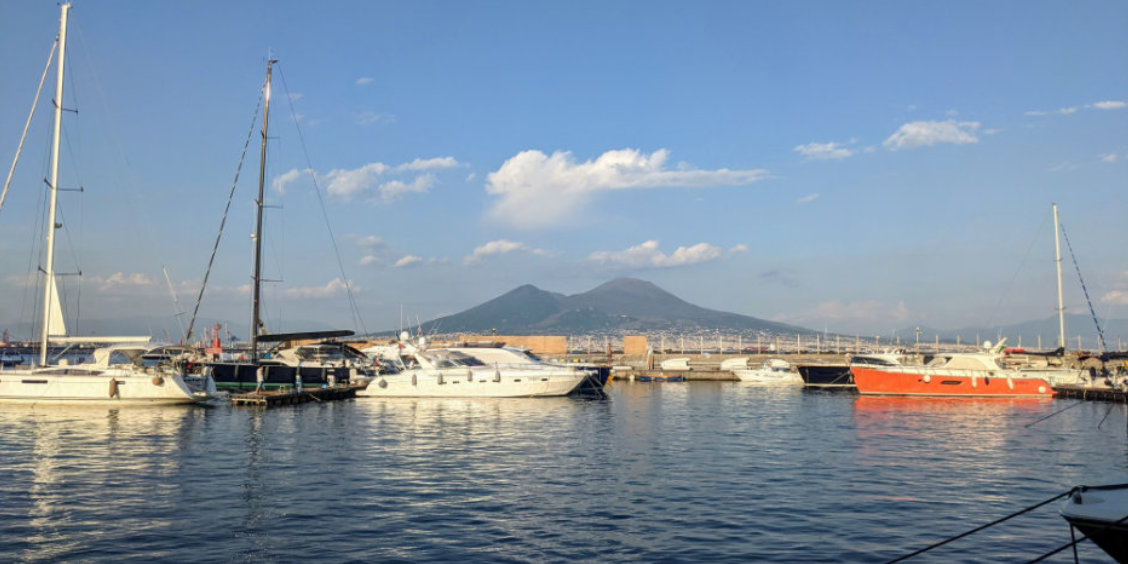 Le Castel dell'Ovo et le front de mer de Naples sous un ciel bleu d'été en juillet.