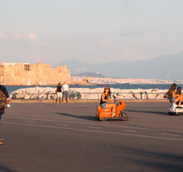 Animation sur le front de mer de Naples au mois de mai avec le Castel dell'Ovo en arrière-plan.