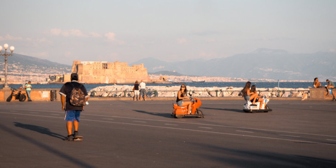 Animation sur le front de mer de Naples au mois de mai avec le Castel dell'Ovo en arrière-plan.