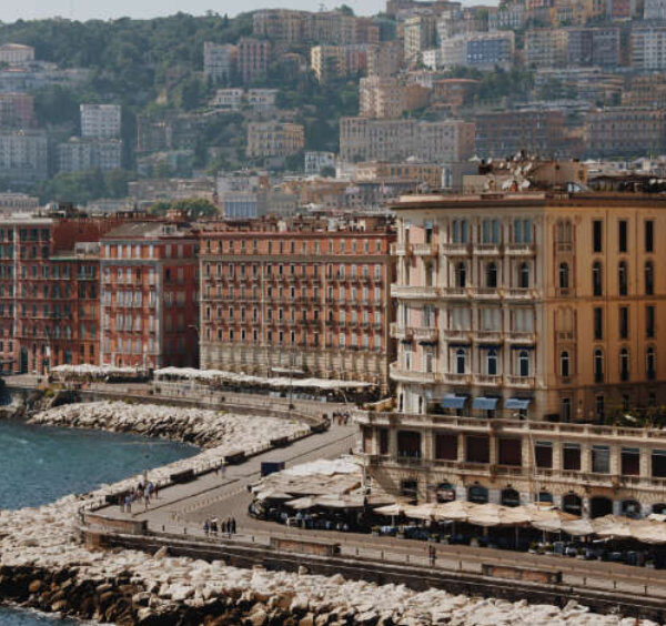 Panorama de la ville de Naples en septembre avec des goélands sur le front de mer.
