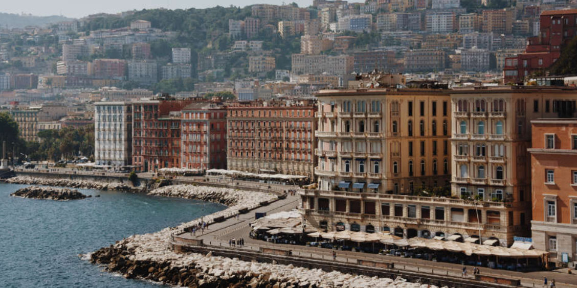 Panorama de la ville de Naples en septembre avec des goélands sur le front de mer.