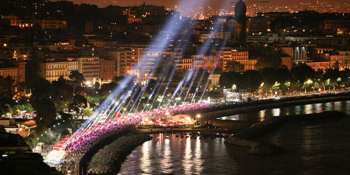 Ambiance festive lors d'un événement en soirée à Naples au mois d'août.