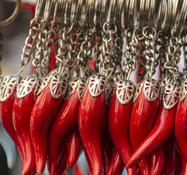 Cornes porte-bonheur rouges napolitaines suspendues, symbole typique de Naples et de la tradition locale.