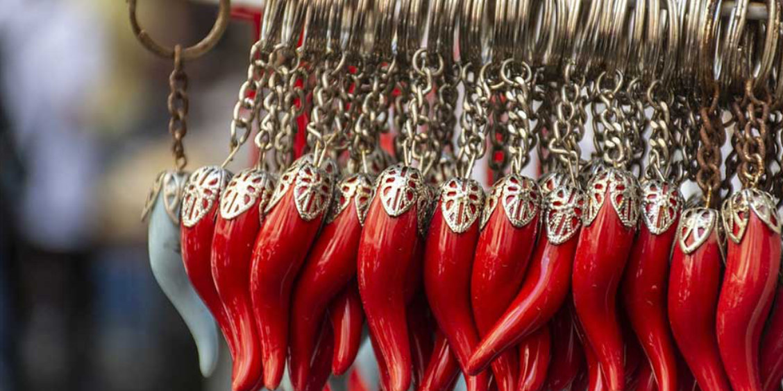 Cornes porte-bonheur rouges napolitaines suspendues, symbole typique de Naples et de la tradition locale.