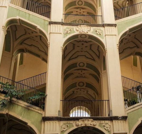 Architecture baroque monumentale du Palazzo dello Spagnolo avec son célèbre escalier à double rampe dans le Rione Sanità.