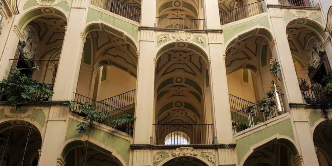 Architecture baroque monumentale du Palazzo dello Spagnolo avec son célèbre escalier à double rampe dans le Rione Sanità.