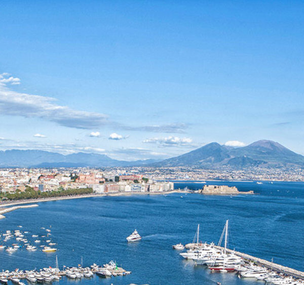 Vue panoramique de Naples avec le golfe, le port et le Vésuve depuis la Riviera di Chiaia.