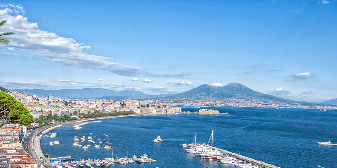 Vue panoramique de Naples avec le golfe, le port et le Vésuve depuis la Riviera di Chiaia.