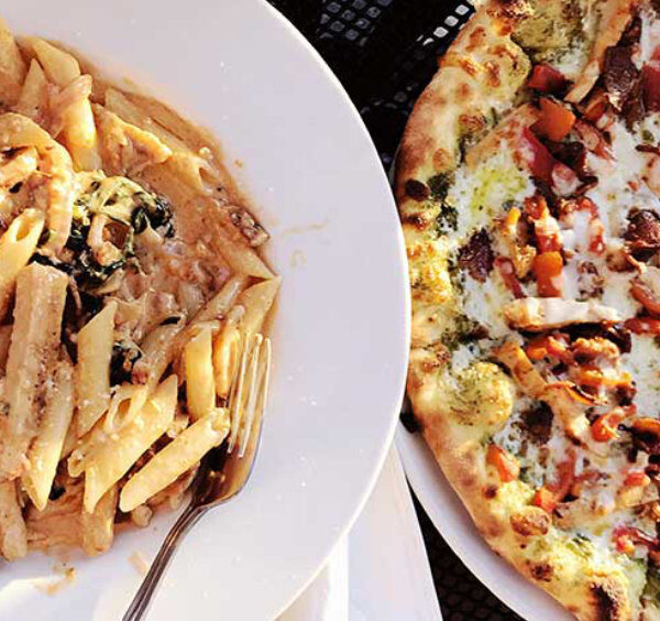 Plat de pâtes et pizza sans gluten à Naples, spécialités italiennes adaptées aux personnes intolérantes au gluten.