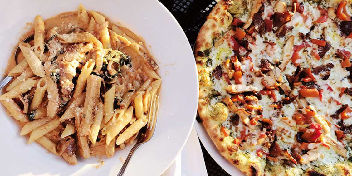 Plat de pâtes et pizza sans gluten à Naples, spécialités italiennes adaptées aux personnes intolérantes au gluten.