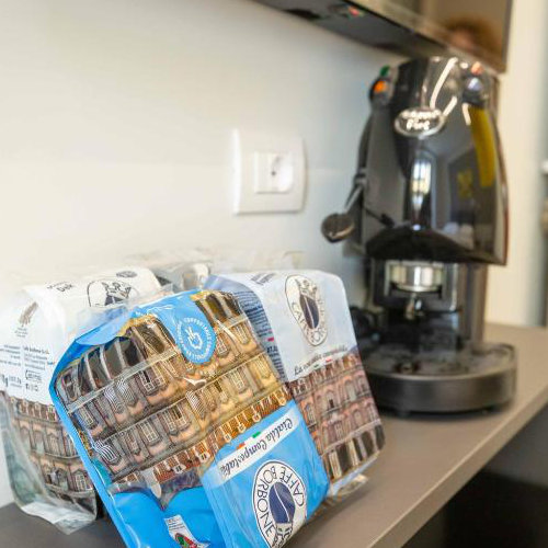 Machine à café avec dosettes de Caffè Borbone dans une chambre d'hôtes à Naples.