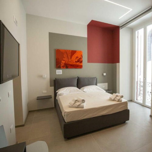 Suite élégante chez Napoli e Dimorra avec design contemporain et lit spacieux.
