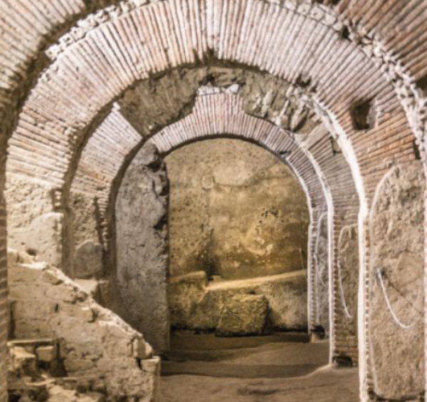 Naples souterraine avec galeries antiques en briques et vestiges archéologiques du centre historique