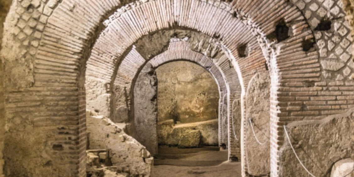 Naples souterraine avec galeries antiques en briques et vestiges archéologiques du centre historique