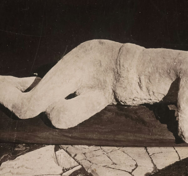 Moulage en plâtre d'une victime de Pompéi, figée dans sa position d'agonie lors de l'éruption du Vésuve.
