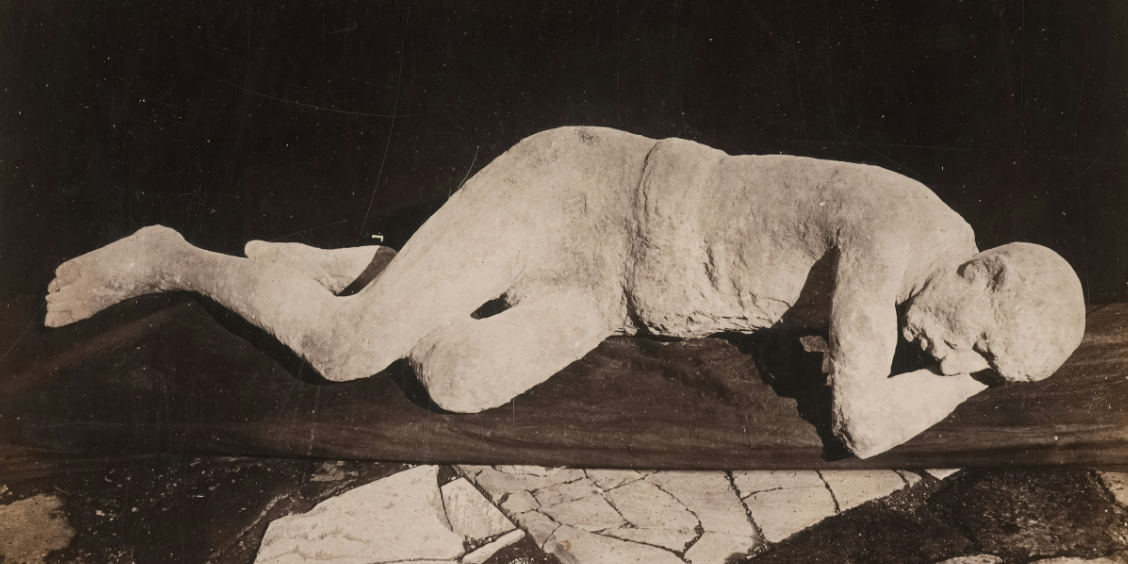 Moulage en plâtre d'une victime de Pompéi, figée dans sa position d'agonie lors de l'éruption du Vésuve.