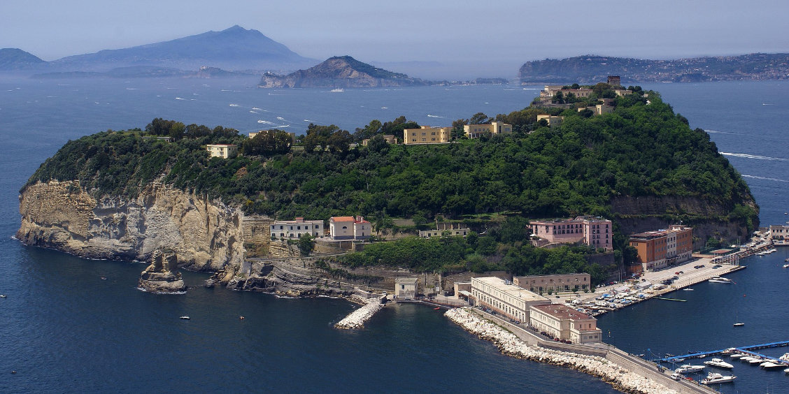 Vue sur l'île de Nisida et la côte escarpée depuis les hauteurs de Naples.