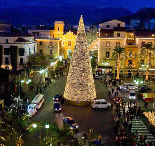 Noël à Sorrente avec sapin illuminé, décorations et lumières sur la Piazza Tasso.
