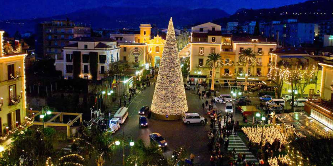 Noël à Sorrente avec sapin illuminé, décorations et lumières sur la Piazza Tasso.