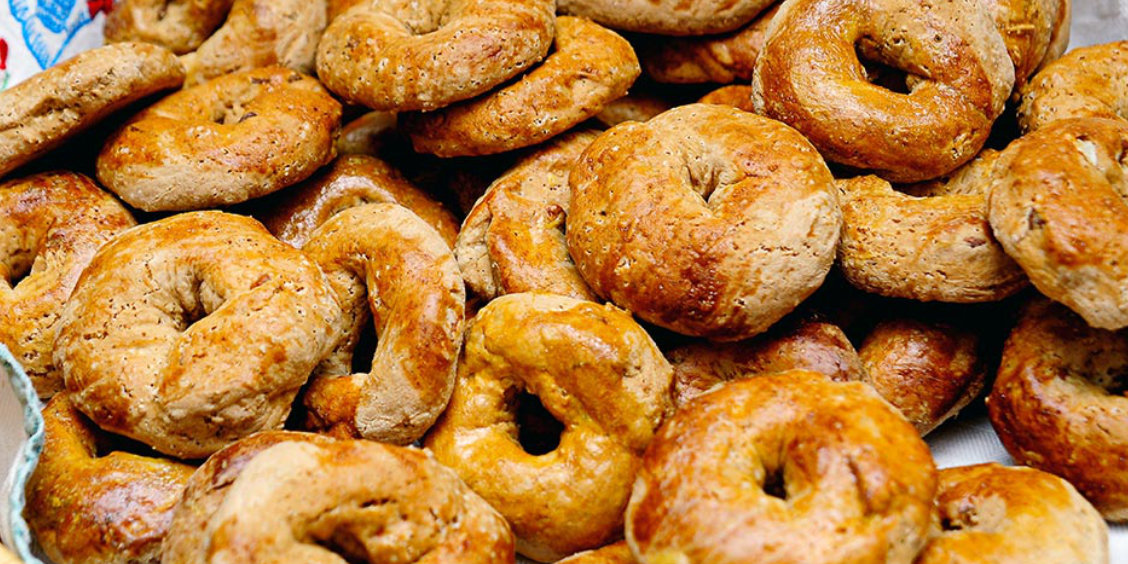 Un gros plan d'un tas de gâteaux typiques napolitains.
