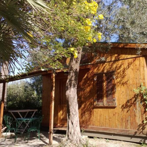 Bungalow en bois du Camping Nube d’Argento à Sorrente avec terrasse ombragée.